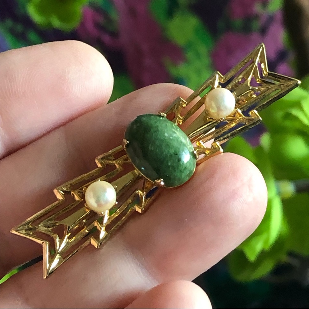 Vintage art deco aventurine cabochon Pearl accent gold brooch